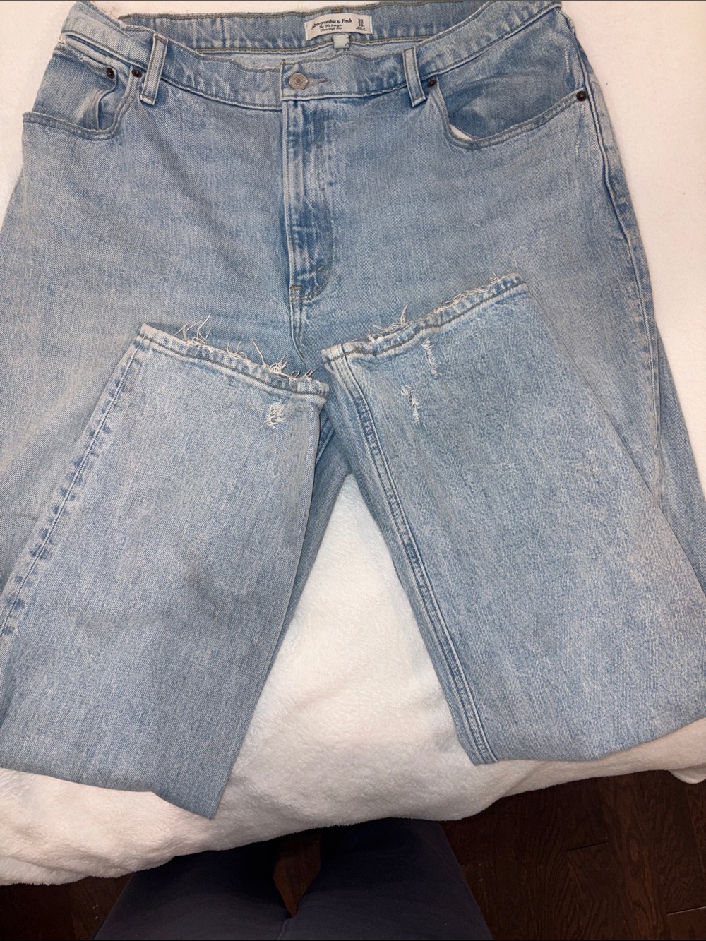 Abercrombie & Fitch Ultra High Rise '90s Straight Jeans - Faded Blue